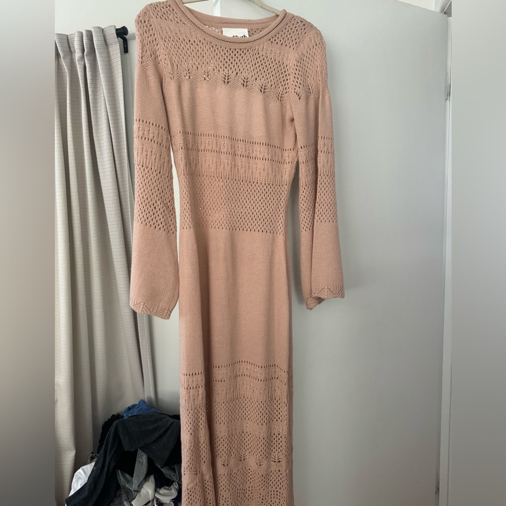 Selfie Leslie indakah dress crochet pink